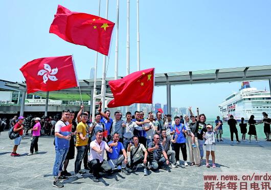 新华每日电讯 19年08月09日 要闻 香港市民自发集会守护五星红旗